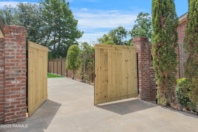 506 Terrell Ct, New Iberia, LA 70563 - view of gate