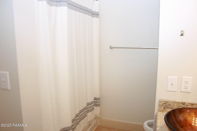 201 Settlers Trace Blvd Unit 2410, Lafayette, LA 70508 - full bathroom featuring a shower with curtain and vanity