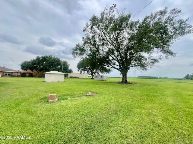 5501 Northside Rd, New Iberia, LA 70563 - view of grassy yard featuring a shed