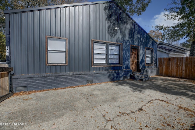 807/809 E Vermilion St, Abbeville, LA 70510 - view of side of home featuring crawl space