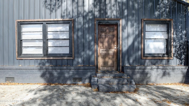 807/809 E Vermilion St, Abbeville, LA 70510 - entrance to property featuring crawl space