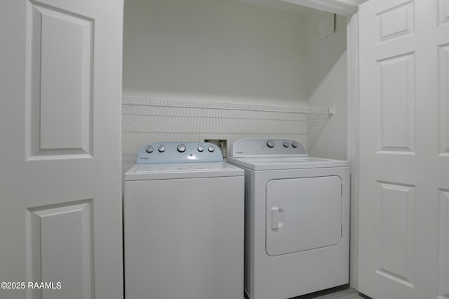 1005 W End Dr, New Iberia, LA 70560 - laundry room featuring washing machine and clothes dryer
