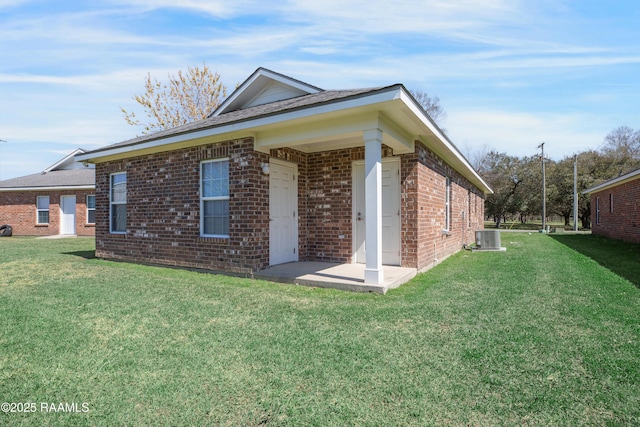 1005 W End Dr, New Iberia, LA 70560 - view of property exterior featuring brick siding and a lawn