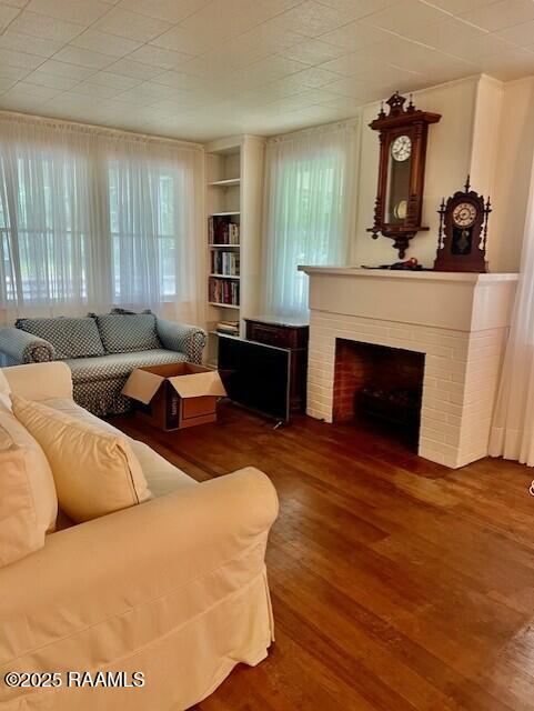 526 E Main St, New Iberia, LA 70560 - living area featuring wood finished floors and a fireplace