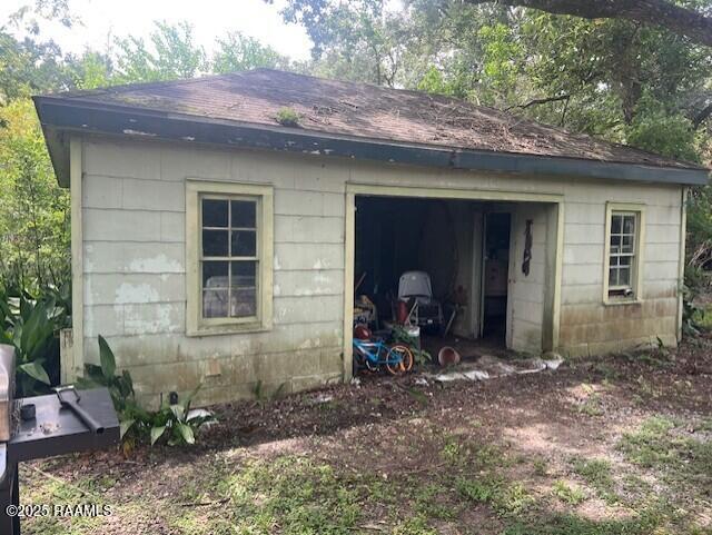 526 E Main St, New Iberia, LA 70560 - view of outbuilding with a garage