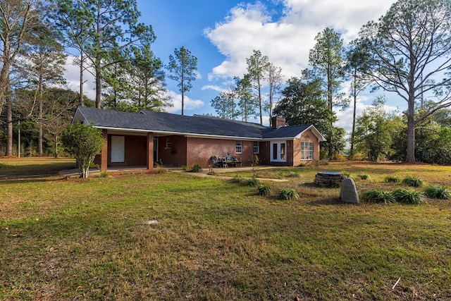 view of front of home featuring a front yard