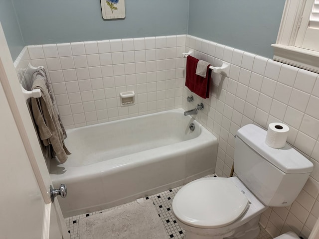 1420 Parallel Dr NW, Cairo, GA 39828 - full bath featuring a bath, toilet, tile patterned floors, and tile walls