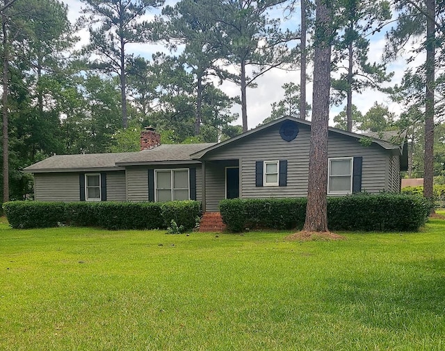 view of front of property featuring a front yard