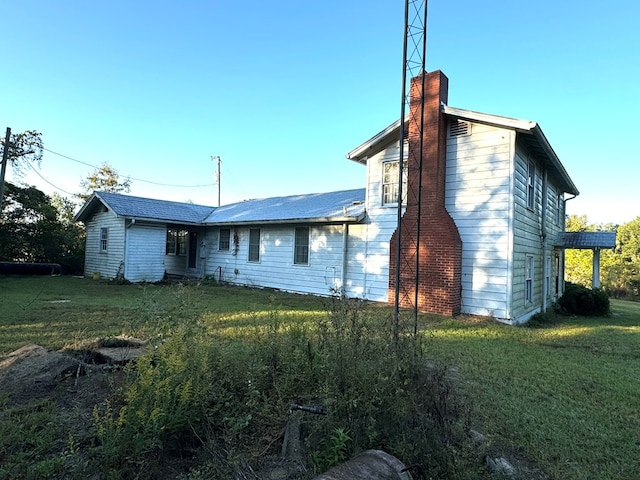 back of house featuring a yard