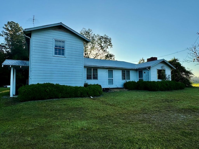 view of front of home with a front lawn