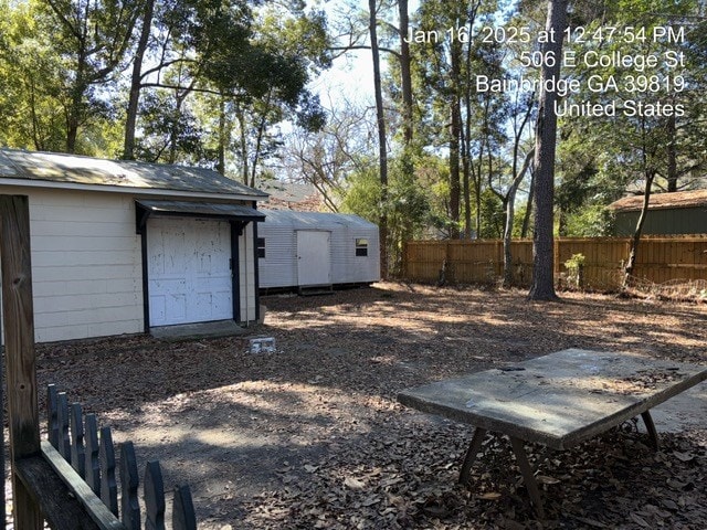 view of yard with a shed