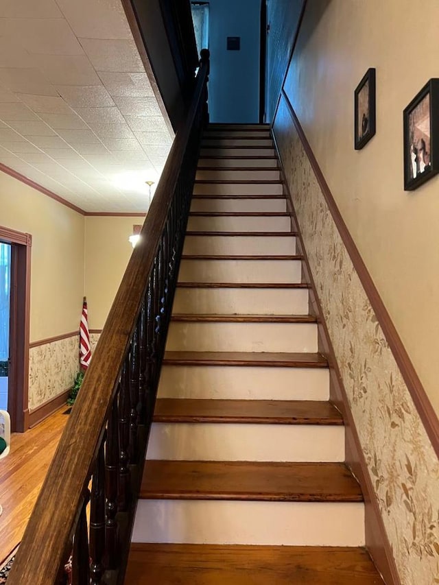 40 SW 5th Ave, Cairo, GA 39828 - stairway with crown molding