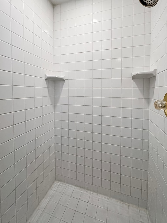 bathroom featuring tiled shower