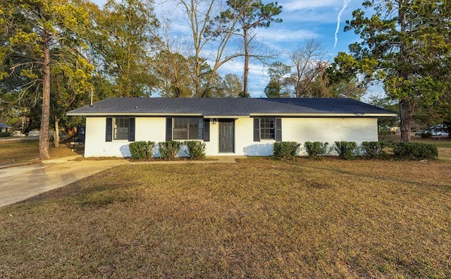 single story home with a front yard