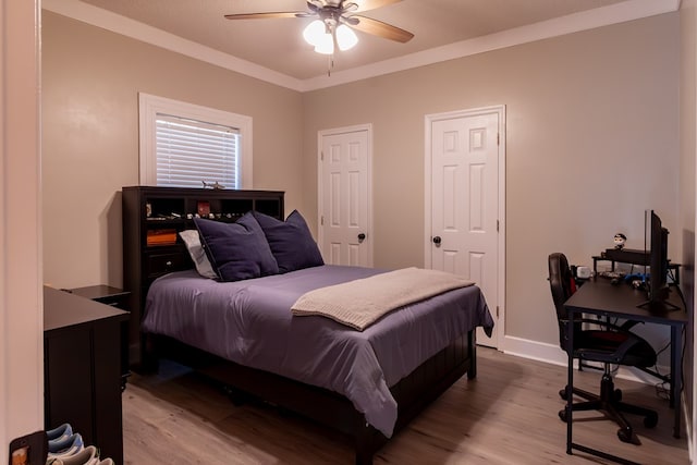 bedroom featuring crown molding, a ceiling fan, and wood finished floors