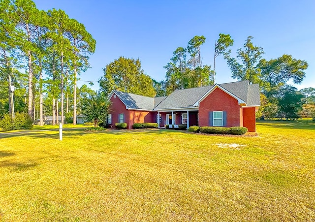 view of front of property featuring a front yard