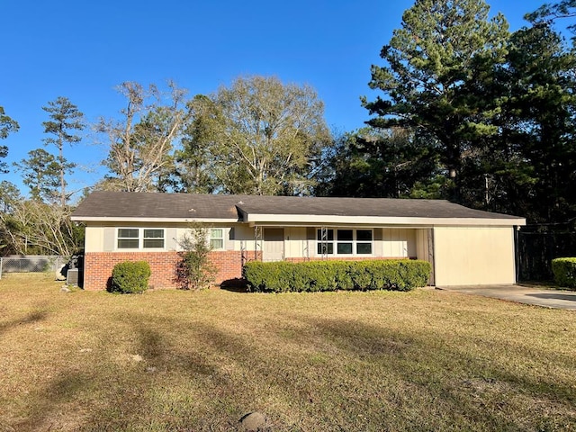 single story home with a front yard