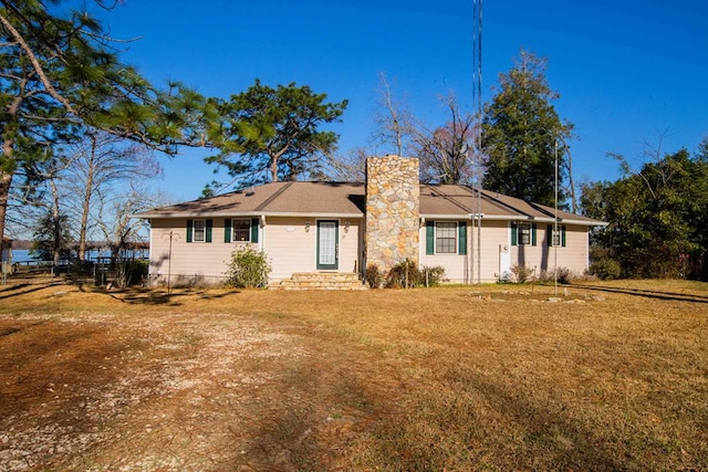 view of front of house with a front lawn