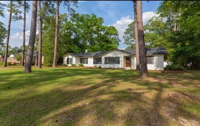 single story home with a front yard