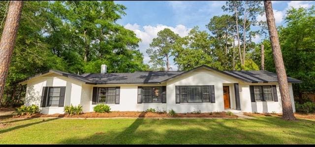 ranch-style house featuring a front lawn