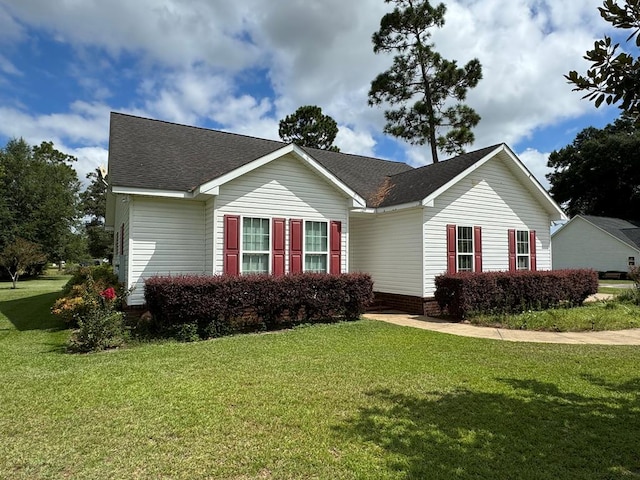 ranch-style house featuring a front lawn