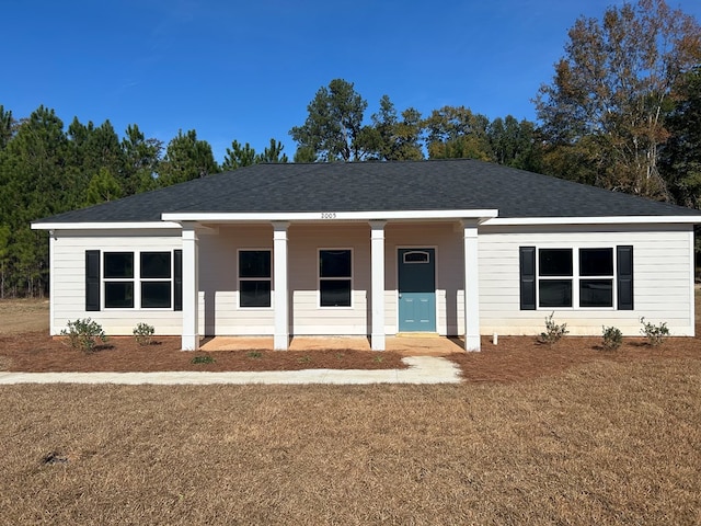 single story home with a front lawn