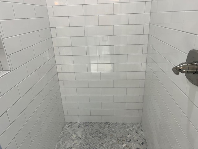 bathroom featuring a tile shower