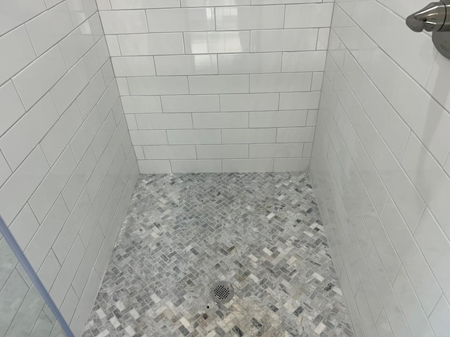 bathroom featuring tiled shower