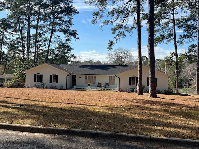 view of front facade with a front yard