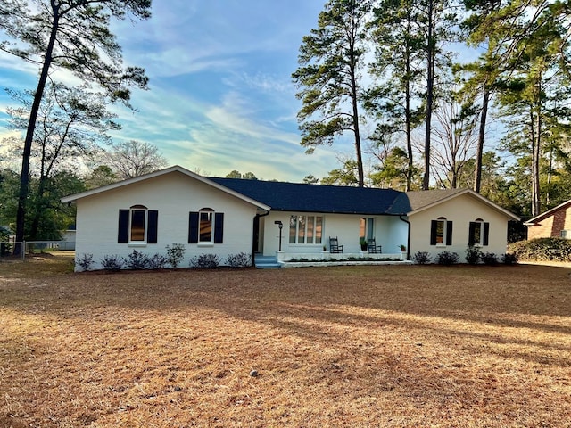 ranch-style house featuring a front lawn