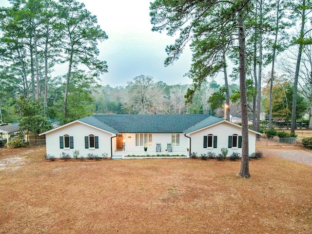 single story home featuring a front lawn