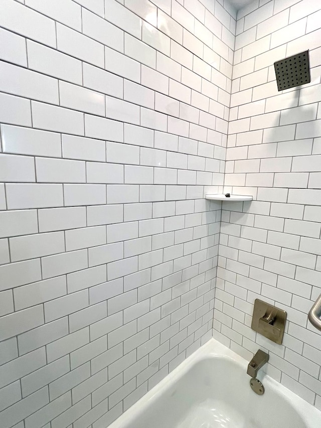 bathroom featuring tiled shower / bath