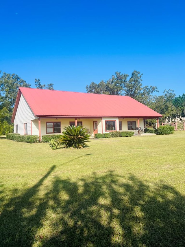 ranch-style house featuring a front yard