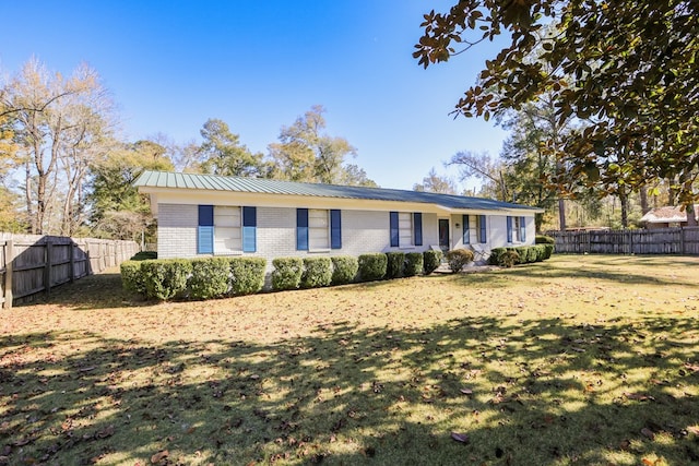 single story home with a front yard