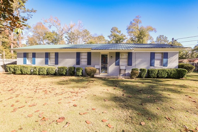 single story home featuring a front lawn