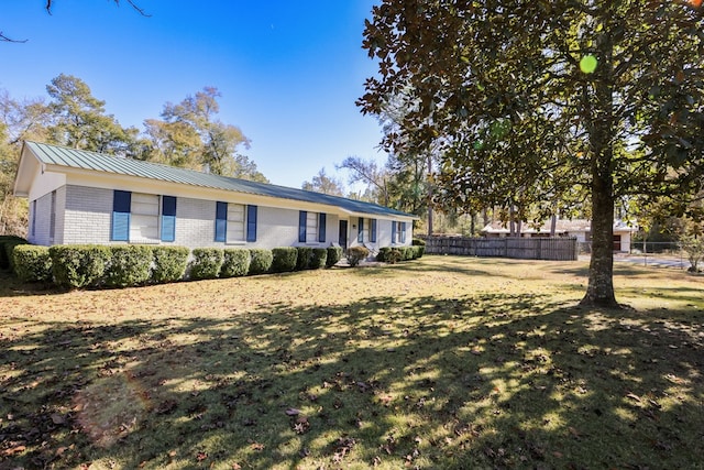 single story home featuring a front lawn