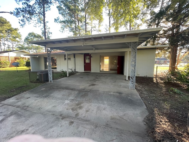 view of front of house with a front lawn and a carport