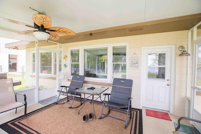 sunroom with ceiling fan