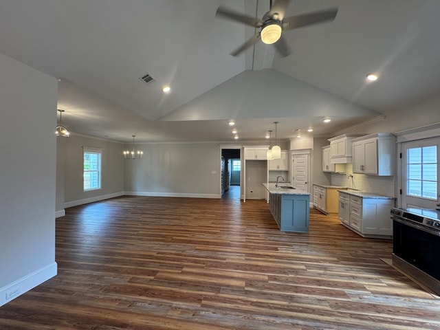 kitchen featuring open floor plan, a kitchen island with sink, dark wood finished floors, and stainless steel electric range