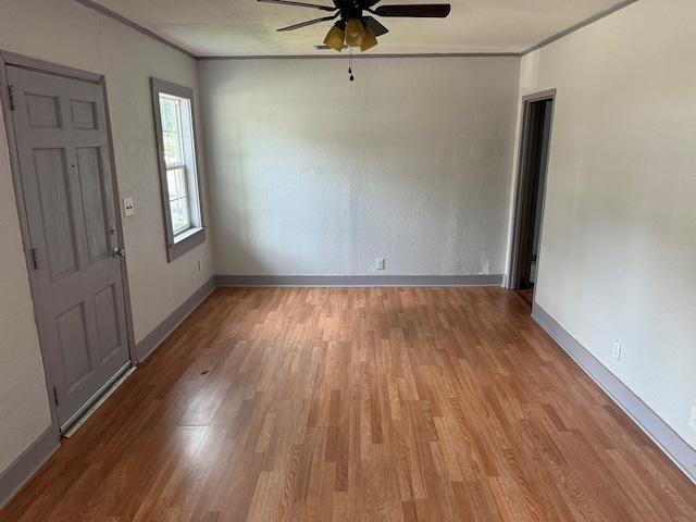 entryway with ceiling fan, light wood-type flooring, and ornamental molding