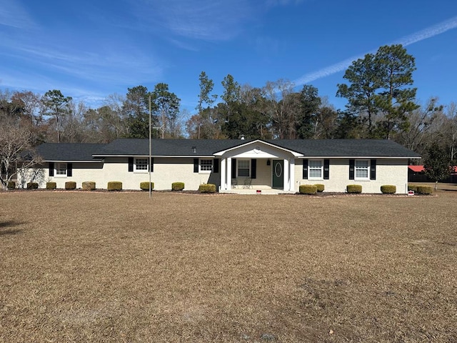 ranch-style home featuring a front lawn