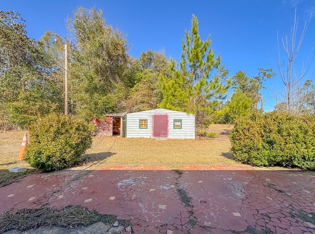 view of yard with a storage unit