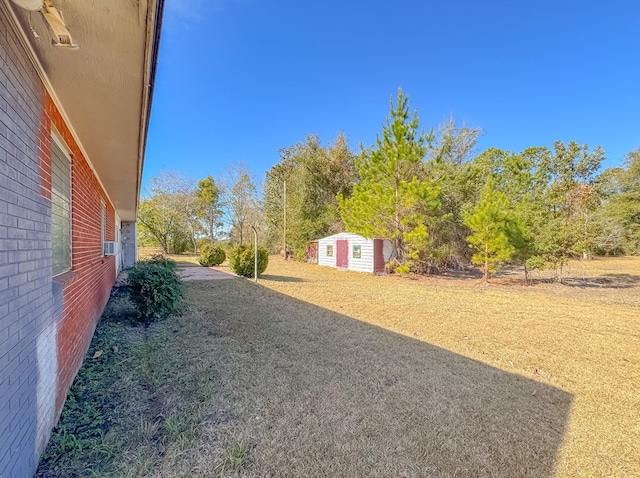 view of yard featuring a shed