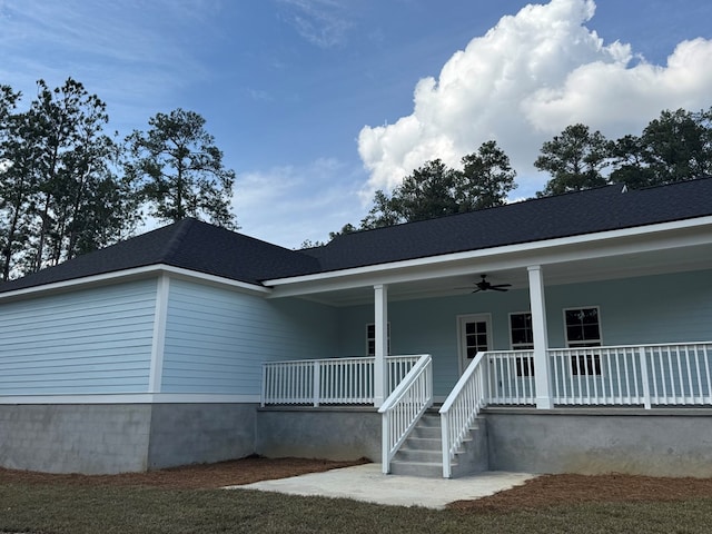 view of front of house featuring covered porch and a ceiling fan