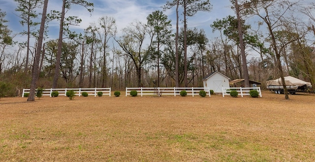 view of yard featuring an outdoor structure