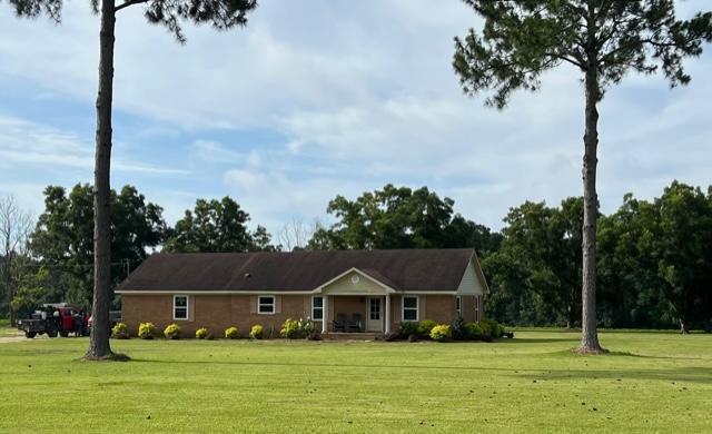 1104 Old Thomasville Rd, Cairo, GA 39828 - ranch-style home featuring a front yard and covered porch