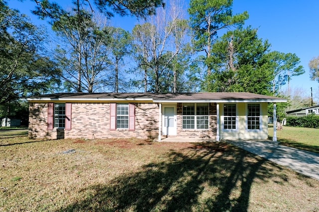 ranch-style house featuring brick siding and a front lawn