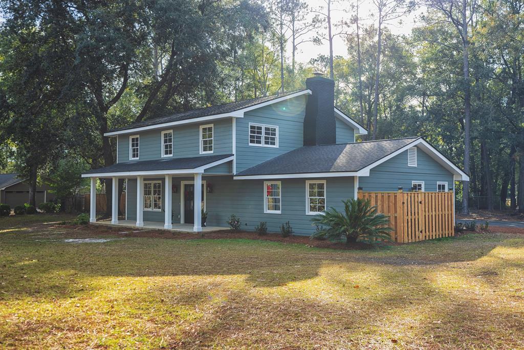 view of front facade with a front yard