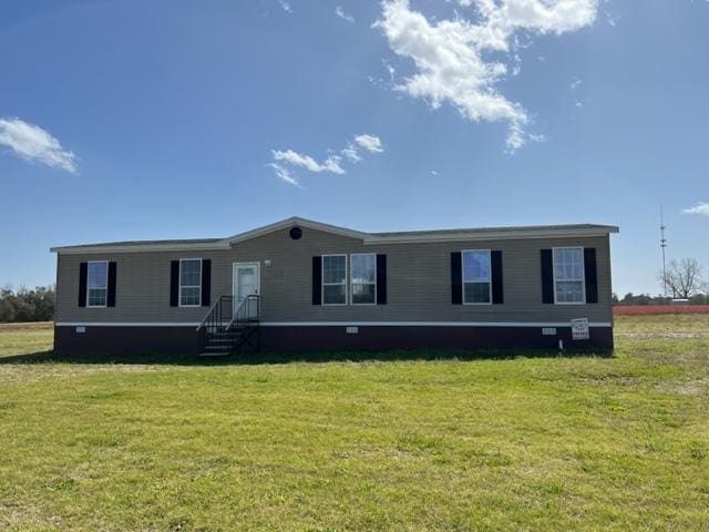 manufactured / mobile home featuring a front yard