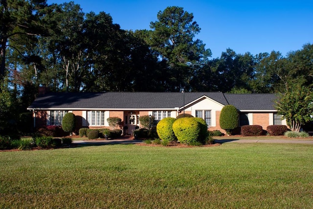 ranch-style house featuring a front yard